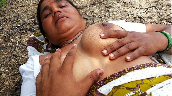 Kannada Anti Xxx Vidoe - Desi sex clip of kannada aunty fucked on farm