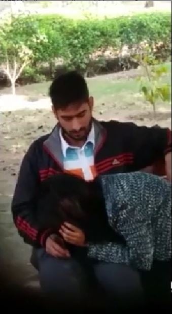 Hot Delhi girl sucking cock in public park - Indian blowjob