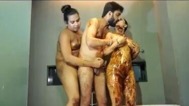 375px x 211px - Desi threesome with hot chocolate bath - HD Indian sex videos