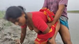 Fucking hot village bhabhi in river