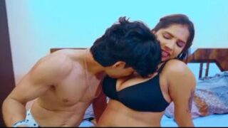 Horny bhabhi seducing fit Indian gym stud